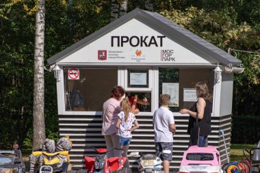 Moskova, Rusya - 01 Eylül 2019: Yazın şehir parkındaki bisiklet ve spor ekipmanlarının kiralama istasyonu, kiralık eğlence için farklı araçlar.