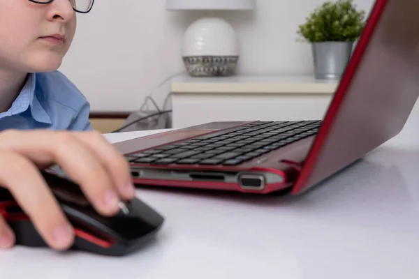 Ein Schuljunge Sitzt Mit Laptop Tisch Und Macht Hausaufgaben Learning — Stockfoto