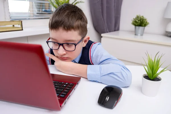 Menino Escola Cansado Sentado Mesa Com Laptop Fazendo Lição Casa — Fotografia de Stock