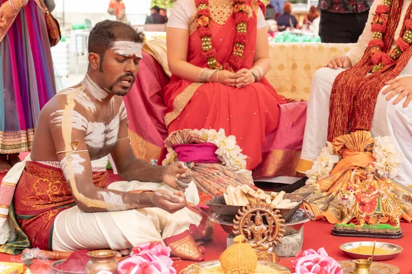 Moskova, Rusya - 3 Ağustos 2019: Geleneksel Hint kültürü festivalinde geleneksel Hindu düğünü.