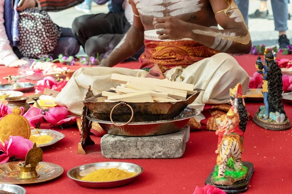 Moskova, Rusya - 3 Ağustos 2019: Geleneksel Hint kültür festivali, hazırlık ve tören için dekorasyon üzerine geleneksel Hindu düğünü.