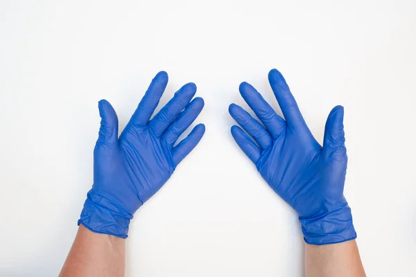 Mãos Humanas Vestindo Luvas Nitrilo Látex Cirúrgico Azul Para Proteção — Fotografia de Stock