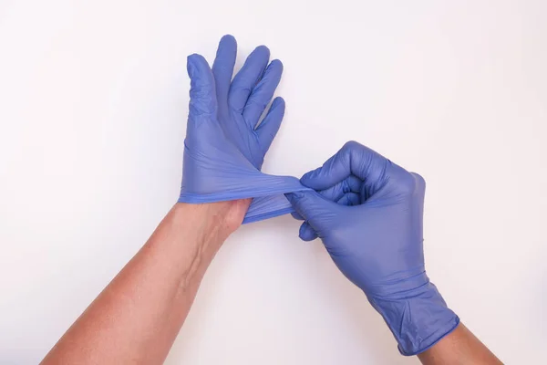 Lekarz Lub Pielęgniarka Zakładający Rękawice Chirurgiczne Niebieskim Nitrylem Profesjonalne Bezpieczeństwo — Zdjęcie stockowe