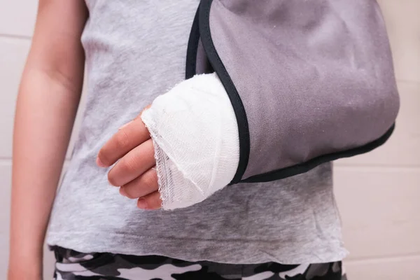 Ett Barn Bruten Arm Gips Fall Och Textil Fixering Bandage — Stockfoto