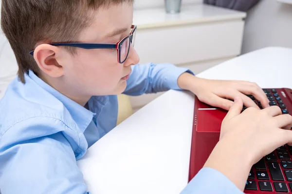 Menino Escola Sentado Mesa Com Laptop Fazendo Lição Casa Learning — Fotografia de Stock