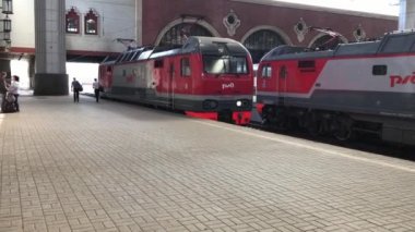 Moskova, Rusya - 15 Haziran 2019: Moskova Kazansky tren istasyonunun yolcu platformu, bir tren perondan ayrılıyor
