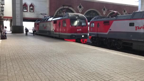 Moszkva, Oroszország - 2019. június 15.: A moszkvai Kazansky pályaudvar utasperonja, a vonat elhagyja a peront — Stock videók