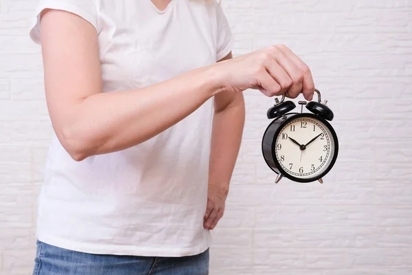 Γυναίκα κρατώντας ένα ξυπνητήρι δείχνει 10 oclock, οι άνθρωποι θα πρέπει να εκτιμούν και να εκτιμούν το χρόνο — Φωτογραφία Αρχείου
