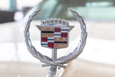 Mozhaisk, Rusya - 11 Ağustos 2019: Eski araba müzesindeki Cadillac isim plakası, zenginliğin ve lüksün sembolü.
