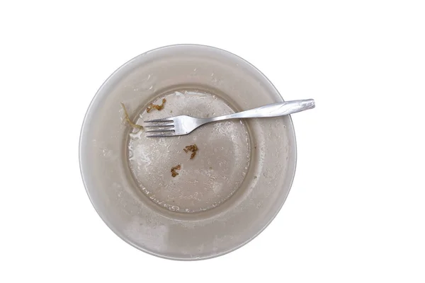 Ένα άδειο σκούρο γυάλινο πιάτο και ένα λαϊκό βρώμικο μετά το γεύμα είναι απομονωμένα σε λευκό — Φωτογραφία Αρχείου