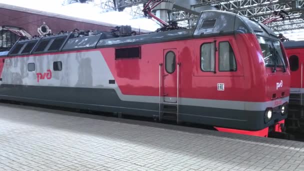 Μόσχα, Ρωσία - 15 Ιουνίου 2019: Επιβατική πλατφόρμα του σιδηροδρομικού σταθμού Kazansky της Μόσχας, επιβάτες με αποσκευές κατά μήκος της πλατφόρμας — Αρχείο Βίντεο