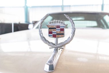 Mozhaisk, Rusya - 11 Ağustos 2019: Eski araba müzesindeki Cadillac isim plakası, zenginliğin ve lüksün sembolü.