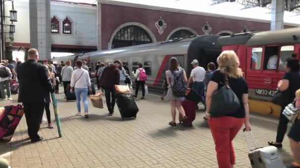 Moszkva, Oroszország - 2019. június 15.: A moszkvai Kazansky pályaudvar utasperonja, a peronon áthaladó poggyászos utasok — Stock videók