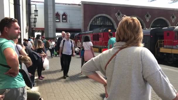 Moszkva, Oroszország - 2019. június 15.: A moszkvai Kazansky pályaudvar utasperonja., Az utasok várják a vonat érkezését. — Stock videók