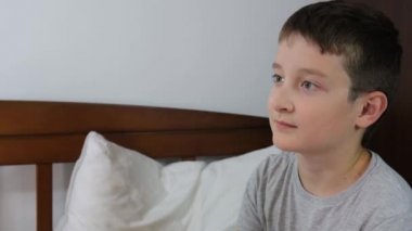 Normal sıcaklıkta iyileşen bir çocuk kızılötesi temassız termometre gösterimiyle sağlıklı çocuk konseptine sahip.