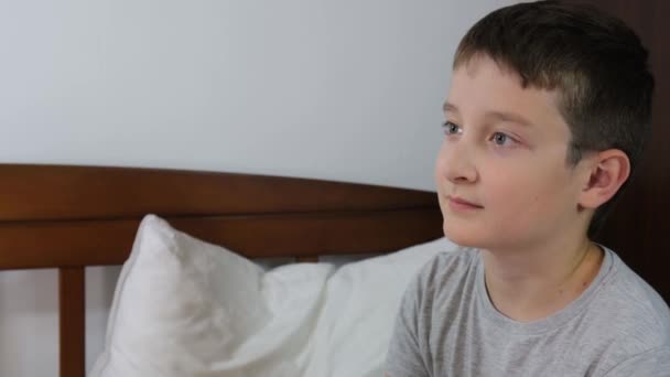Відновлюючий хлопчик з нормальною температурою, яка показана на дисплеї інфрачервоного безконтактного термометра, концепція здорової дитини — стокове відео