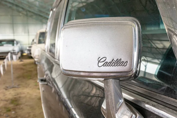 Moshaisk, Russland - 11. August 2019: Cadillac-Logo auf Retro-Autospiegel im Oldtimermuseum, Symbol für Reichtum und Luxus — Stockfoto