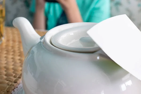 Чайник с чаем на столе в ресторане, горячие согревающие напитки и осенний уют, комфорт — стоковое фото