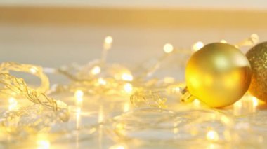 Noel süslemeleri, çam ağaçları için balolar beyaz masa üzerinde ışıl ışıl bir çelenk, tatil atmosferi, ambiyansı olan