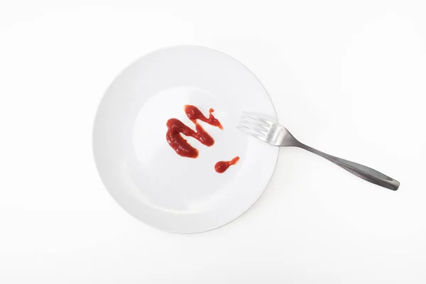 Sos de roșii, ketchup pe placă ceramică albă cu o furculiță izolată pe alb, cină gustoasă sau prânz s-a terminat, conceptul de dietă de slăbire — Fotografie, imagine de stoc