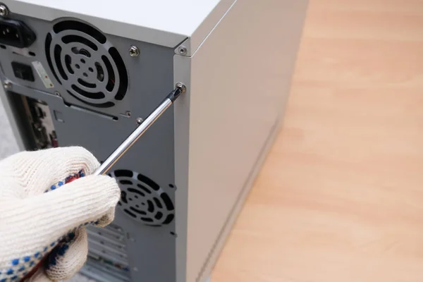 Una mano de un reparador que abre una caja de un ordenador, la reparación de la unidad del sistema y la actualización de un concepto de PC — Foto de Stock