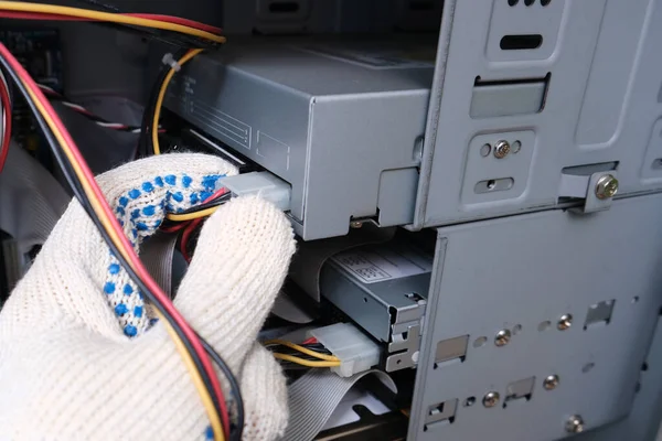 Un reparador que sostiene un cable con un conector que muestra una rotura de una computadora, servicio de PC y concepto de reparación — Foto de Stock