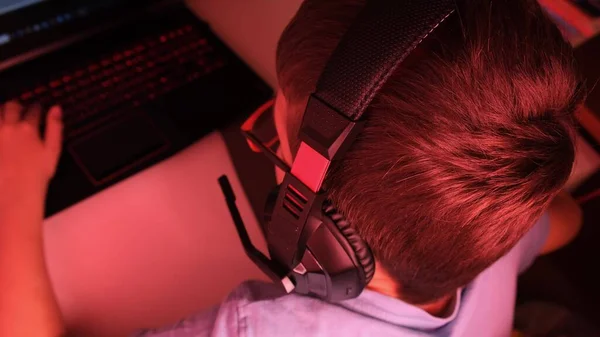 Een Jongen Koptelefoon Spelen Online Computerspel Nachts Hij Ondergedompeld Sfeer — Stockfoto