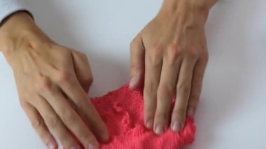 Eller ezer, ezer, buruşturur ve buruşturur, küçük topları olan eller için sakız, stres önleyici ve rahatlatıcı oyun, kapatın.