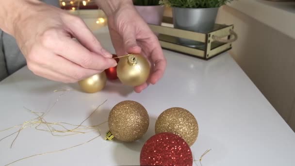 Frauenhände Bereiten Sich Auf Die Feier Von Neujahr Und Weihnachten — Stockvideo