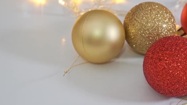 Rode Gouden Kerstballen Versierd Met Glitter Close Witte Tafel Met — Stockvideo