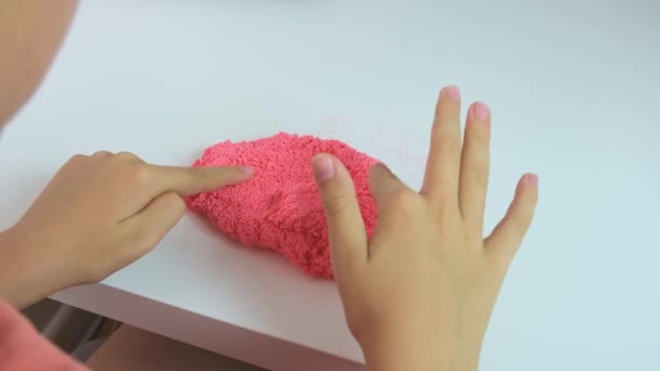 Een Jongen Die Speelt Met Slijm Plet Verkruimelt Roze Plasticine — Stockvideo