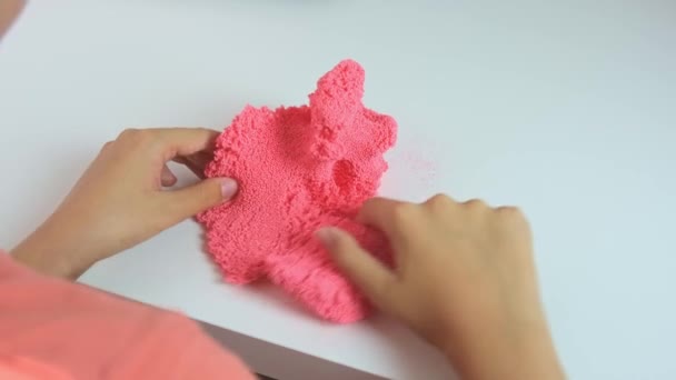 Ragazzo Che Gioca Con Melma Schiacciando Schiacciando Sbriciolando Plastilina Rosa — Video Stock