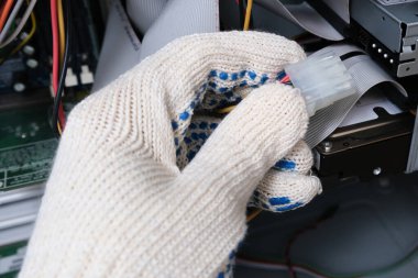 Bir bilgisayar, bilgisayar servisi ve onarım kavramının bozulduğunu gösteren bir kablo tutan bir tamirci.