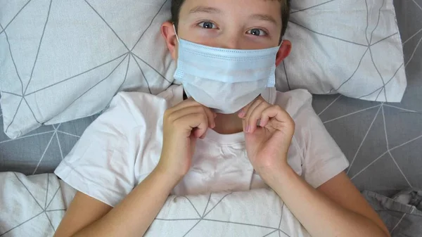 Retrato Menino Caucasiano Doente Deitado Cama Vestindo Uma Máscara Proteção — Fotografia de Stock