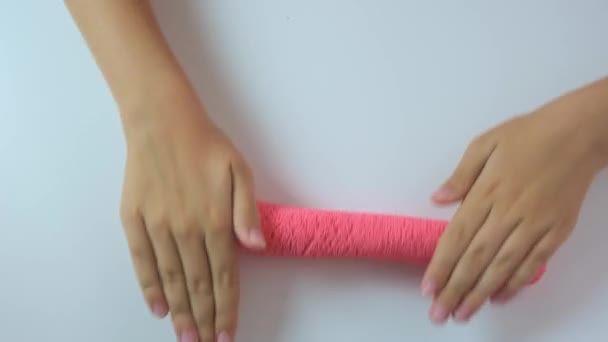 Mani Scolpire Plastilina Rotolamento Materiale Colorato Luminoso Fai Tavolo Bianco — Video Stock