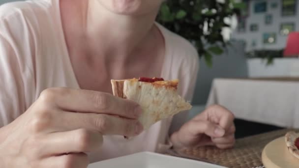Nierozpoznana Głodna Kobieta Jedząca Smaczną Włoską Pizzę Chciwie Restauracji Pizzeria — Wideo stockowe