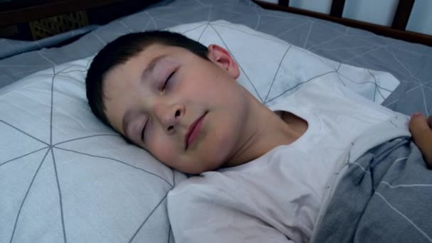 Menino Deitado Cama Noite Virando Lado Para Outro Fim Adormecer — Vídeo de Stock
