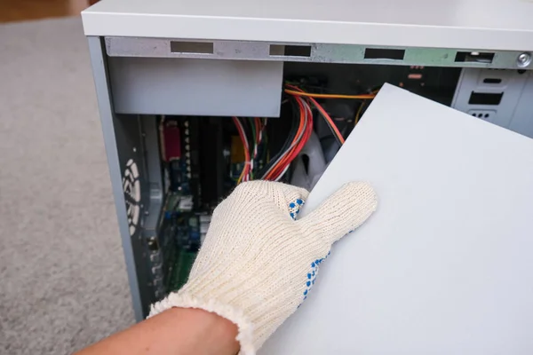 Técnico Guantes Abriendo Tapa Bloque Sistema Una Computadora Rota Para — Foto de Stock