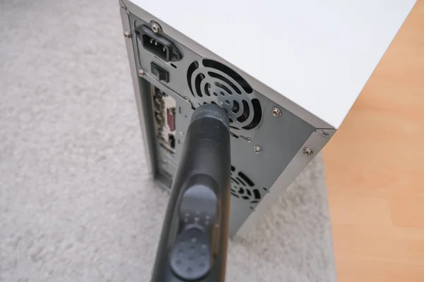 Técnico Ventilador Limpieza Una Caja Sistema Informático Con Aspiradora Polvo — Foto de Stock