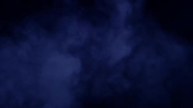 Mavi buhar, siyah arka planda buhar, mistik ürkütücü giriş