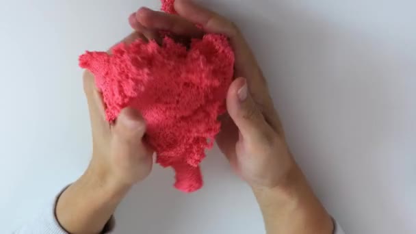 Handen Verpletteren Knijpen Verkreukelen Roze Plasticine Kauwgom Voor Handen Met — Stockvideo