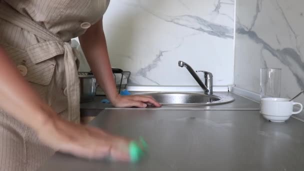 Kobieta Sprzątająca Blat Roboczy Blat Kuchni Środkiem Pianotwórczym Wycierająca Tłuszcz — Wideo stockowe