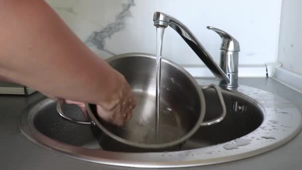 Πλυντήρια Νεροχύτη Κουζίνας Σαπούνι Και Νερό Από Χέρια Νοικοκυριό Και — Αρχείο Βίντεο