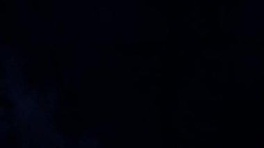 Mavi buhar, siyah arka planda buhar, gizemli giriş.