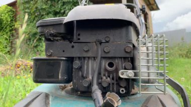 Çim biçme makinesi değiştirme bujisi, peyzaj ekipmanları tamir servisi, vida sökme işlemi