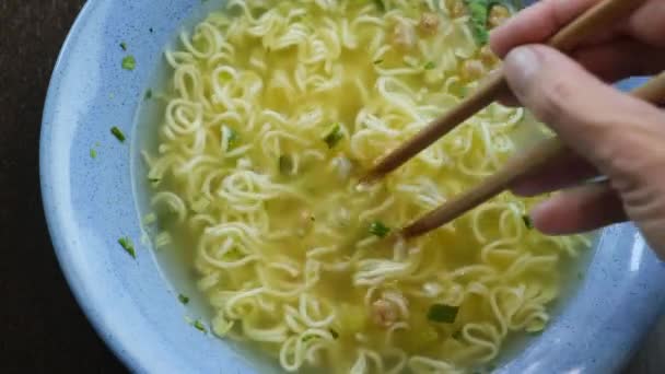 箸でインスタント卵麺を食べるを閉じる クイック食事の概念 — ストック動画