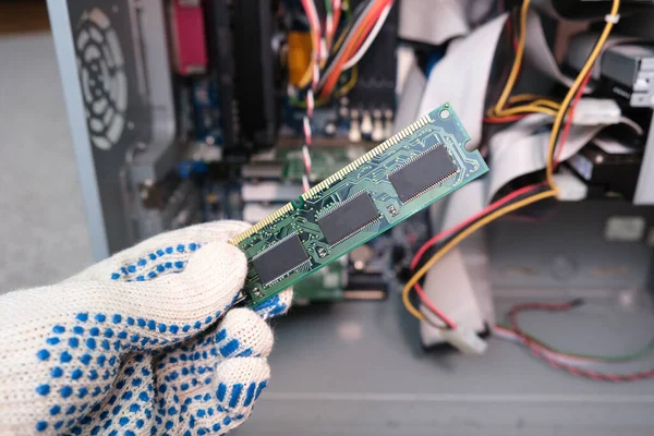 Una Mano Técnico Reparación Que Sostiene Memoria Ram Memoria Acceso — Foto de Stock