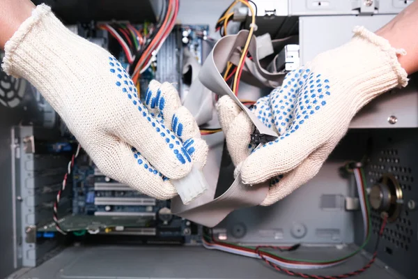 Técnico Guantes Sujetando Cables Una Computadora Rota Para Encontrar Una — Foto de Stock