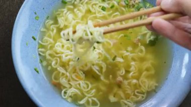 Yemek çubuklarıyla hazır erişte yemek, hızlı yemek konsepti.