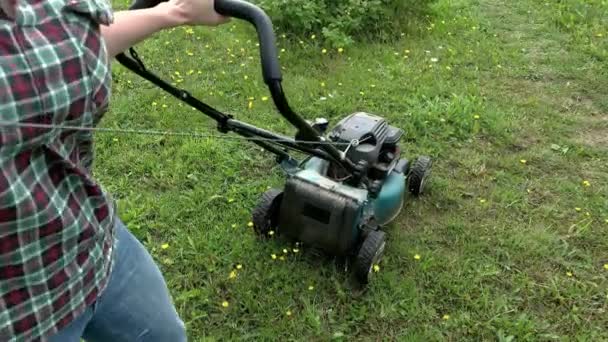 Kvinnlig Trädgårdsmästare Startmotor Motor Gräsklippare Bakgården Trädgård Sommararbete Trädgården Klippa — Stockvideo